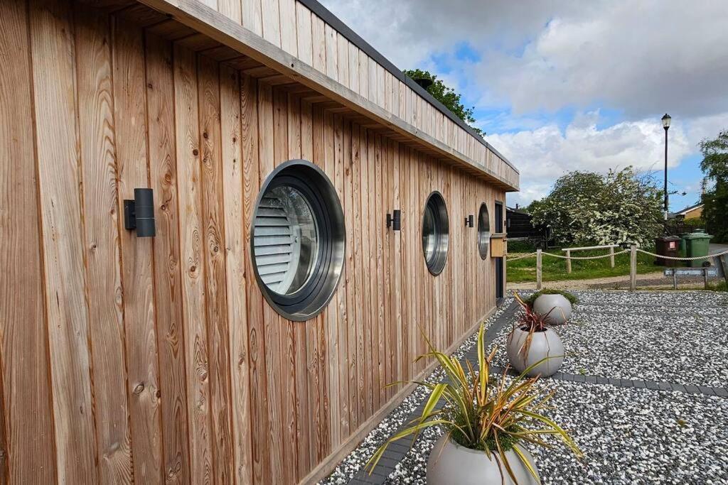 Humberston Boathouse Lodge & Hot Tub - Cleethorpes Beach Cabin Chalet Exterior photo