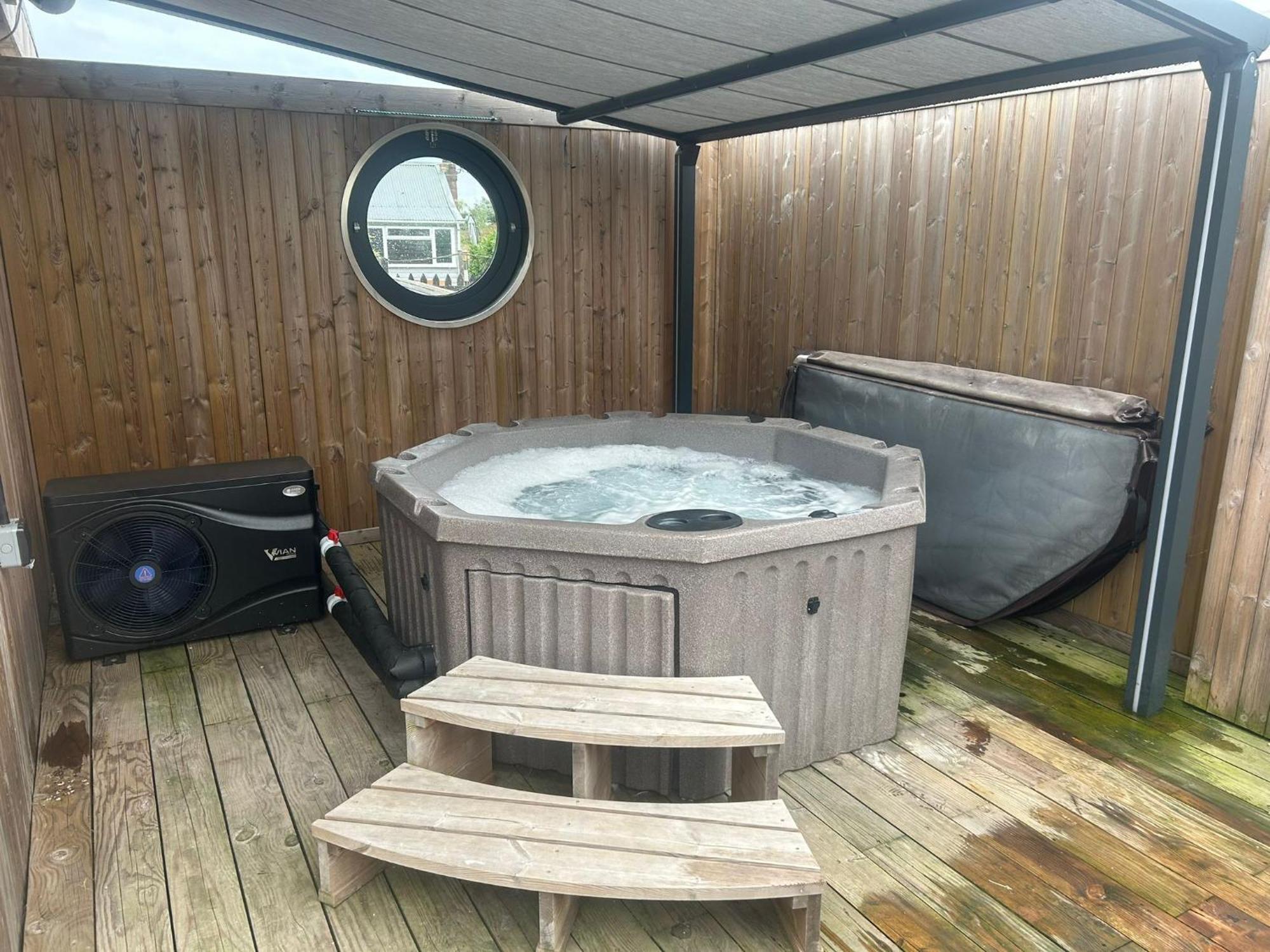 Humberston Boathouse Lodge & Hot Tub - Cleethorpes Beach Cabin Chalet Exterior photo